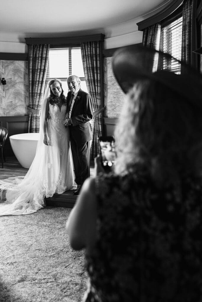 mother of the bride sees the bride with her father for the first time